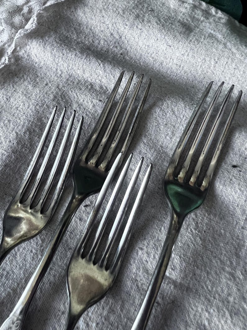 Vintage Wm Rogers and Son 4 Dinner Forks