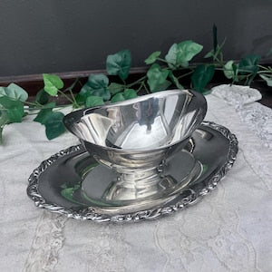 Vintage Oneida Silverplate Gravy Bowl Boat with Attached Plate