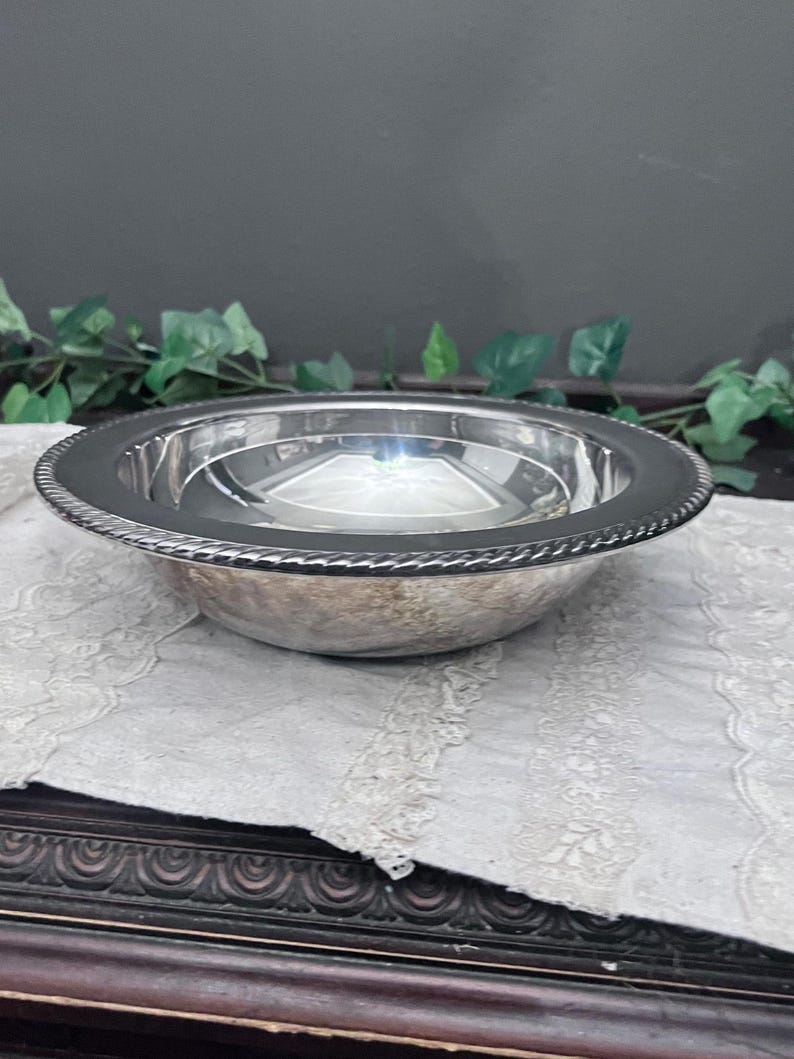 Vintage Oneida Silver plated serving Bowl 10.5"