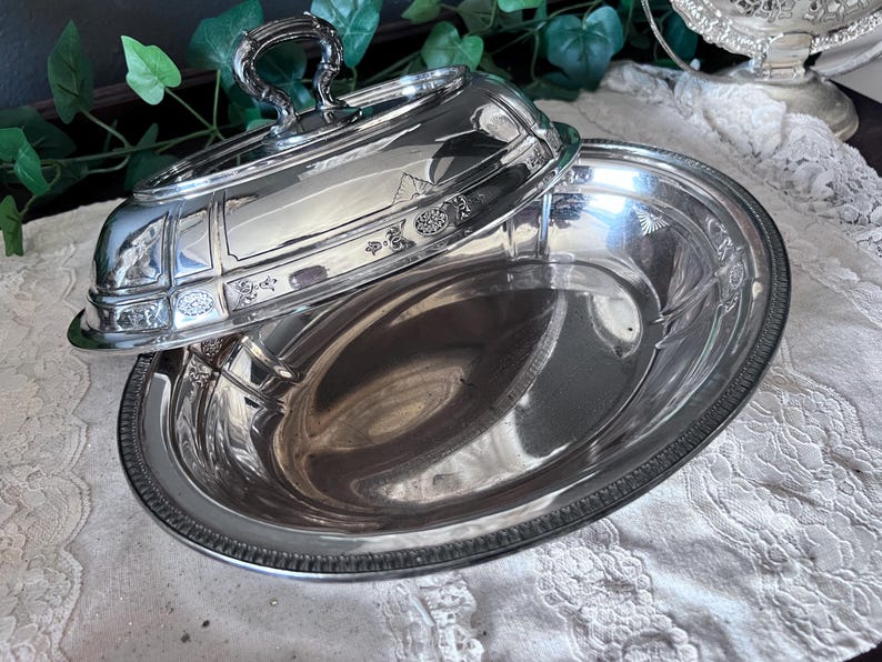 Reed and Barton Sir Galahad design oval serving bowl w/ lid #4072