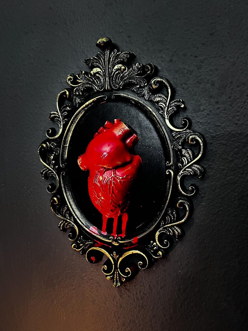 Gothic Solid Framed Bleeding Heart wall decor - Black & Gold