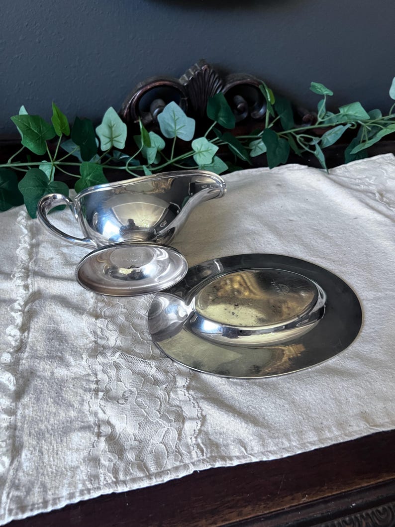 Meridian SRCO International Silver Co. Silver plate gravy boat with saucer #35