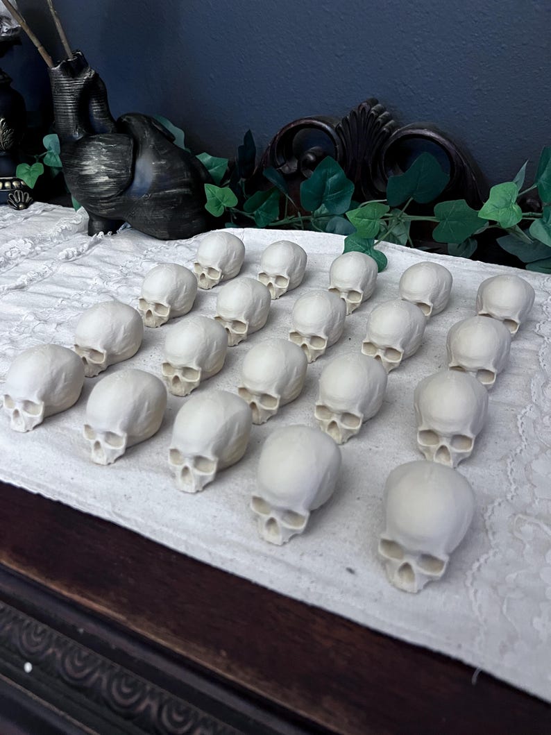 Lot of 20 Realistic Mini Skulls