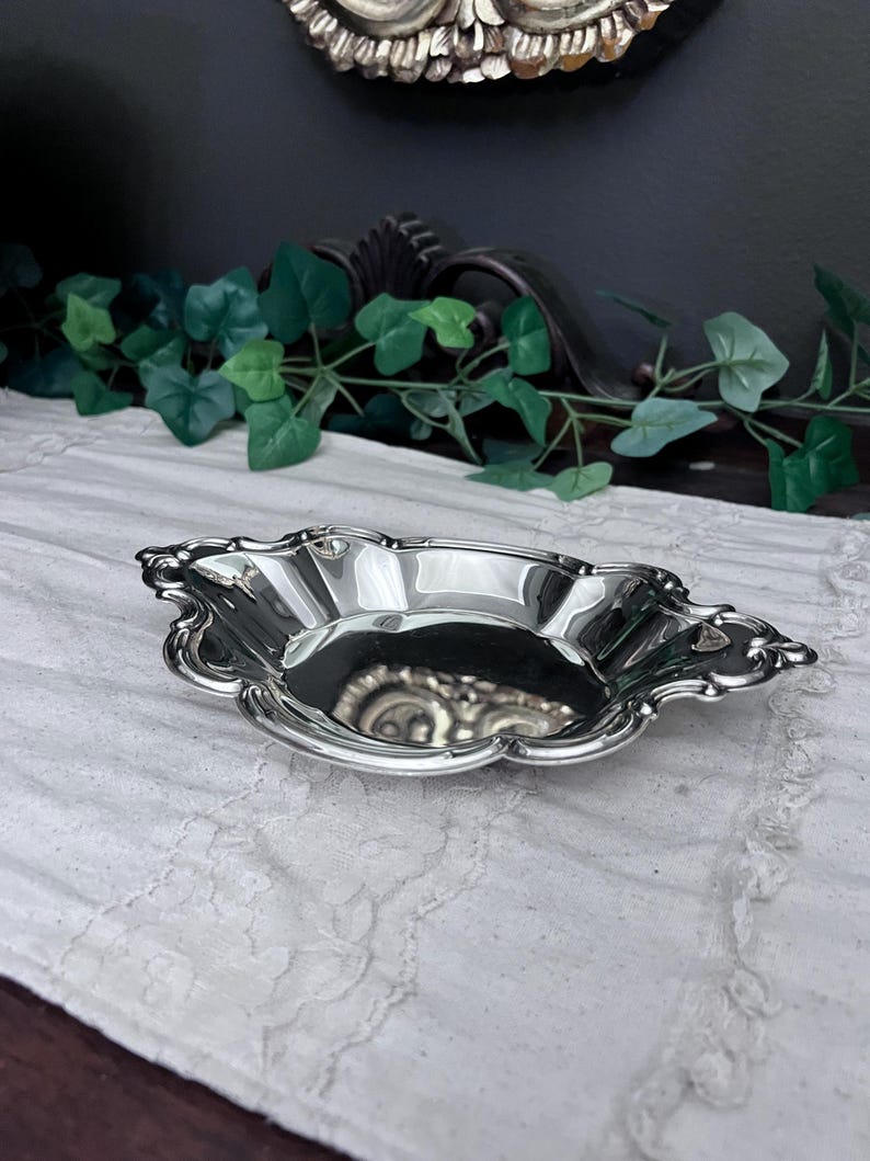 Elegant Vintage International Silver Co Silver Plated small Tray Nut Dish